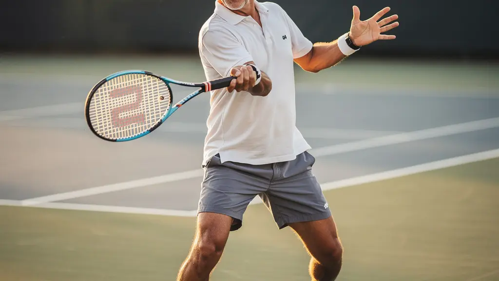 Joueur de tennis amateur en pleine concentration sur un court extérieur avec technique fluide inspirée de Federer